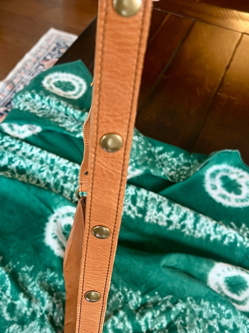 Lyons Leather Co. Vintage Honey Leather Bee Crossbody Bag - Picture 11 of 12